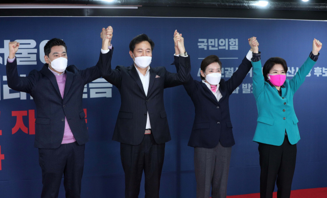 국민의힘 서울시장 후보로 선출된 오세훈 전 서울시장(왼쪽 두 번째)이 4일 오전 서울 여의도 국민의힘 중앙당사에서 열린 4.7 보궐선거 서울·부산시장 후보 경선 결과 발표회에서 경선에 함께 나섰던 오신환(왼쪽), 나경원, 조은희 예비후보와 인사하고 있다. 연합뉴스