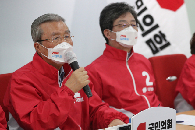 국민의힘 김종인 중앙선대위원장이 1일 서울 여의도 중앙당사에서 열린 4·7 보궐선거 중앙선거대책위원회 서울동행 회의에서 발언하고 있다. 연합뉴스