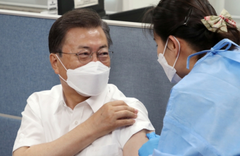 文, 75세 이상 국민에 깍듯이 '어르신' 