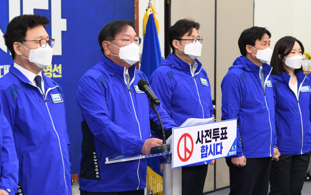 더불어민주당 김태년 당대표 직무대행이 1일 서울 여의도 국회에서 대국민 성명을 발표하고 있다. 연합뉴스