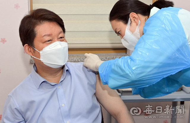 권영진 대구시장이 1일 오전 대구 중구보건소에서 아스트라제네카(AZ) 백신을 접종하고 있다. 김영진 기자 kyjmaeil@imaeil.com