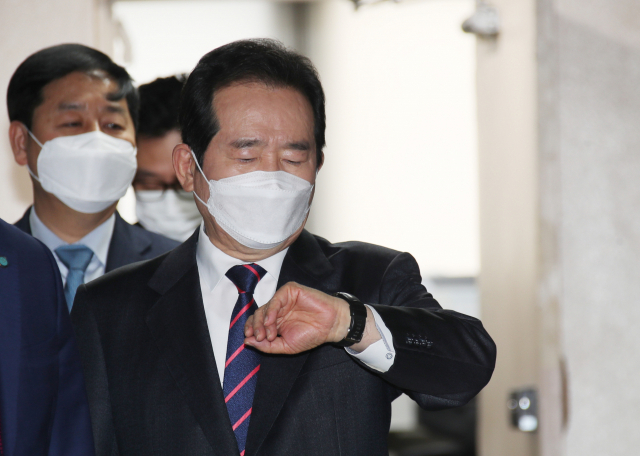 정세균 국무총리가 1일 오후 정부서울청사에서 정례 브리핑 준비를 하며 시계를 보고 있다. 연합뉴스