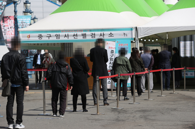 지난 1일 서울역광장에 마련된 임시선별진료소에서 시민들이 검사를 받기 위해 줄을 서고 있다. 연합뉴스