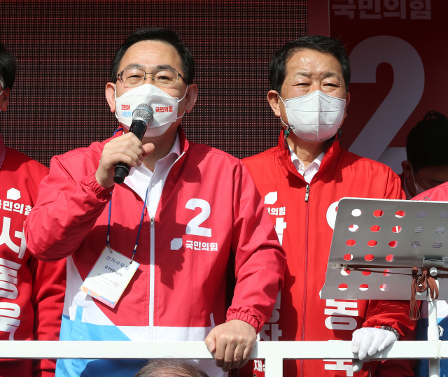 국민의힘 주호영 원내대표(왼쪽)가 31일 오후 울산시 남구 수암시장 앞에서 서동욱 울산 남구청장 재선거 후보(오른쪽) 지원 유세를 하고 있다. 연합뉴스