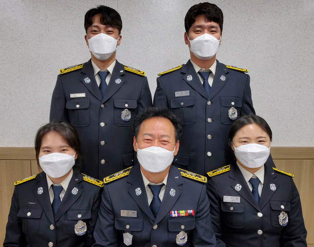 지난달 31일 경북성주소방서 선남119안전센터에서 만난 설장환(가운데) 센터장과 가족들의 모습. 사진은 왼쪽 아래 딸 설다영, 왼쪽 위 사위 김시우, 오른쪽 위 아들 설재하, 며느리 이지향. 이통원기자. tong@imaeil.com
