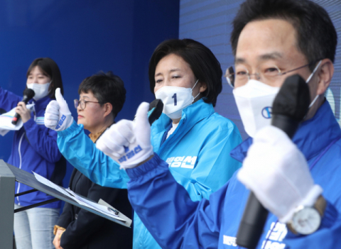 4·7 재보선 더불어민주당 박영선 서울시장 후보가 2일 서울 중구 남대문시장 앞에서 열린 집중유세에서 지지를 호소하고 있다. 연합뉴스