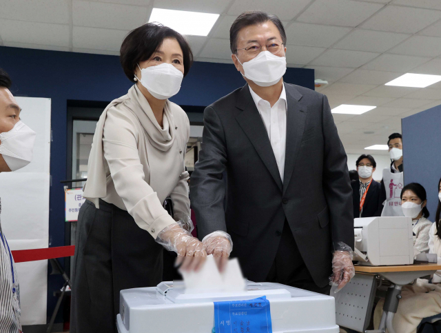 문재인 대통령과 부인 김정숙 여사가 2일 오전 서울 종로구 삼청동 주민센터를 찾아 2021재·보궐선거 사전투표를 하고 있다. 연합뉴스