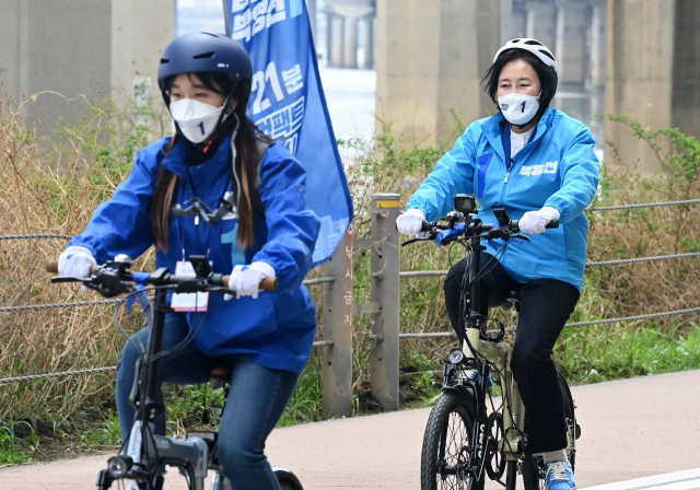 4·7 재보선 더불어민주당 박영선 서울시장 후보가 2일 서울 성동구 옥수한강나들목 자전거도로에서 자전거 유세단과 동행유세를 하고 있다. 연합뉴스