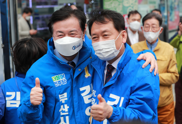 4·7 부산시장 보궐선거 더불어민주당 김영춘 후보가 1일 오후 부산 서구 충무동 사거리에서 열린 집중유세에서 이광재 의원과 지지를 호소하고 있다.. 연합뉴스
