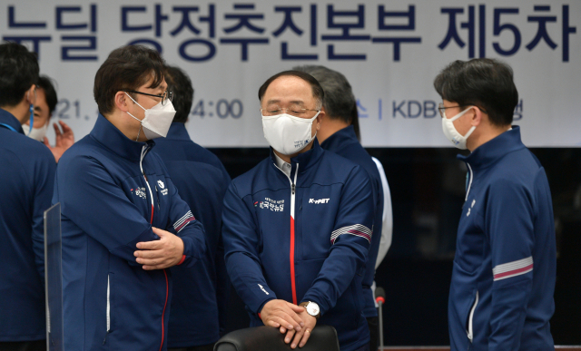 홍남기 경제부총리와 더불어민주당 홍익표 정책위의장, 이억원 기재부 차관이 1일 서울 여의도 산업은행에서 열린 