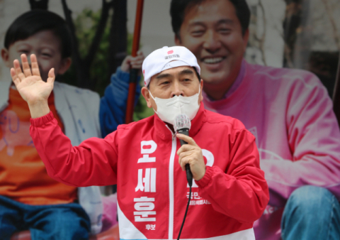 국민의힘 태영호 의원이 28일 서울 강남구 코엑스동문광장에서 국민의힘 오세훈 서울시장 후보에 대한 지지를 호소하고 있다. 연합뉴스
