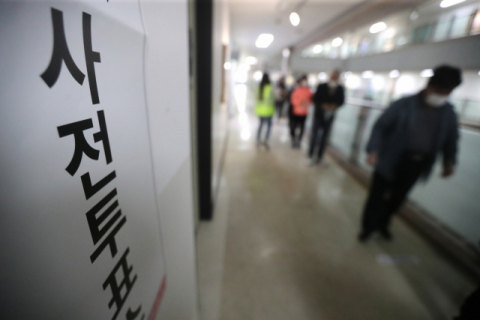 4·7 재·보궐선거 사전투표 첫날인 2일 오전 부산 연제구청에 마련된 투표소에서 시민들이 거리두기를 하며 순서를 기다리고 있다. 연합뉴스
