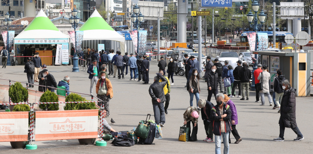 신종 코로나바이러스감염증(코로나19) 국내 신규확진자 수가 사흘 연속 500명 대를 기록한 2일 오전 서울역 광장에 마련된 임시선별 검사소를 찾은 시민들이 검사를 받기 위해 대기하고 있다. 중앙방역대책본부에 따르면 이날 0시 기준 신규 확진자 수는 558명으로 지난달 19일 이후 42일 만에 가장 많이 집계 됐다. 연합뉴스