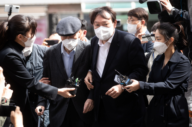 윤석열 전 검찰총장이 4·7 서울시장 보궐선거 사전투표 첫날인 2일 부친인 윤기중 연세대 명예교수와 함께 서울 서대문구 남가좌1동 주민센터에 마련된 사전투표소로 들어가고 있다. 연합뉴스