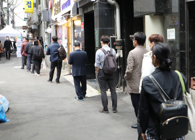 4·7 재·보궐선거 사전투표 첫날인 2일 오후. 이날 투표 마감 시간을 30분 정도 앞두고 소공동 사전투표소에 시민들이 줄지어 있다. 연합뉴스