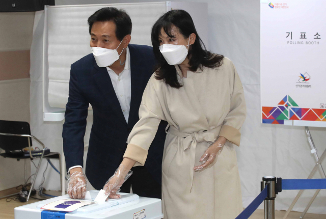 국민의힘 오세훈 서울시장 후보와 부인 송현옥 씨가 3일 서울 광진구 자양3동 주민센터 사전투표소에서 투표하고 있다. 연합뉴스