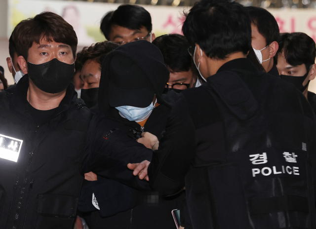 노원구 아파트에서 세 모녀를 살인한 혐의를 받는 피의자가 2일 오후 서울 노원경찰서에서 조사를 마친 뒤 도봉경찰서 유치장으로 이송되고 있다. 연합뉴스