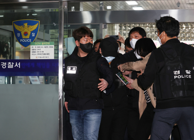 노원구 아파트에서 세 모녀를 살인한 혐의를 받는 피의자가 2일 오후 서울 노원경찰서에서 조사를 마친 뒤 도봉경찰서 유치장으로 이송되고 있다 연합뉴스
