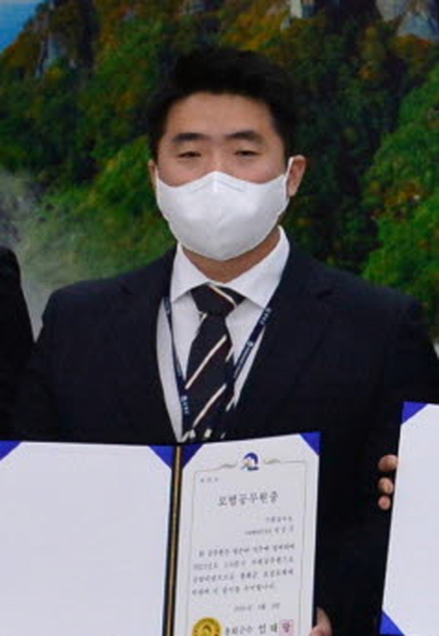 모범공무원 상을 수상한 임승국 주무관. 봉화군 제공