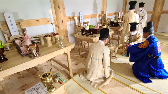4일 호계서원이 복원된 이후 첫 향사례가 봉행됐다. 이날 향사에는 영남 유림 150여명이 참석했으며, 위폐 철폐와 향사 취소를 요구하는 예안향교 등 예안 유림들의 시위로 마찰을 빚기도 했다. 초헌관인 학봉종가 김종길 종손이 잔을 올리고 있다. 엄재진 기자