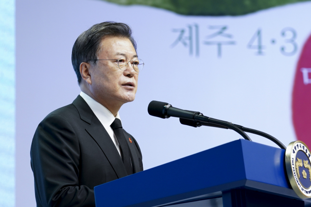 문재인 대통령이 3일 오전 제주 4·3 평화교육센터에서 열린 제73주년 제주 4·3 희생자 추념식에서 추념사를 하고 있다. 연합뉴스