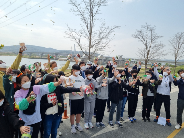 2일 강정고령보에서 열린 먹이식물 심기 행사 참석자들이 나비 날리기 순서에 동참하고 있다. 한국수자원공사 제공