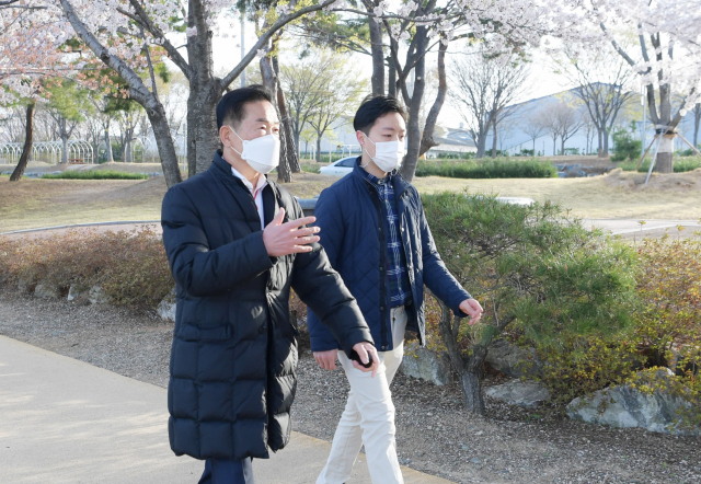 최기문 영천시장이 새내기 직원과 함께 산책길을 걸으며 1대1 소통 행보를 하고 있다. 영천시 제공