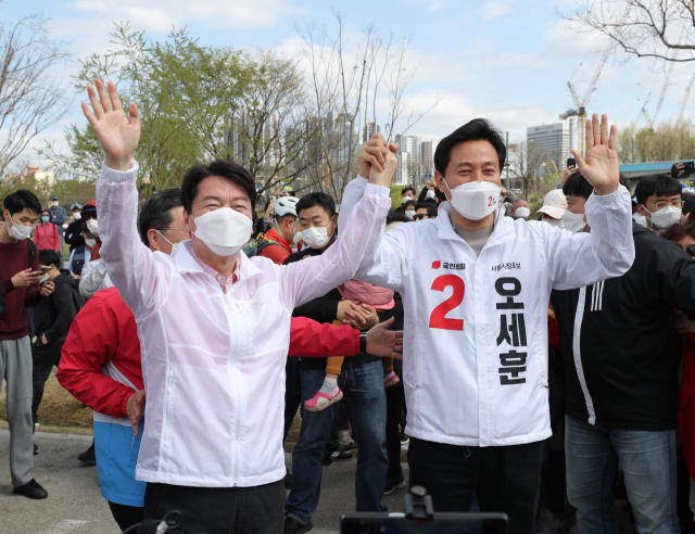 국민의힘 오세훈 서울시장 후보(오른쪽)와 국민의당 안철수 대표가 4일 오후 서울 서초구 세빛섬 인근 한강공원에서 열린 