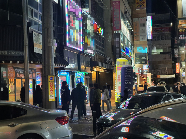 코로나19로 대리운전 이용객이 줄어든 가운데 셔틀버스 운행마저 중단돼 대리운전 기사들의 시름이 깊다. 매일신문 DB