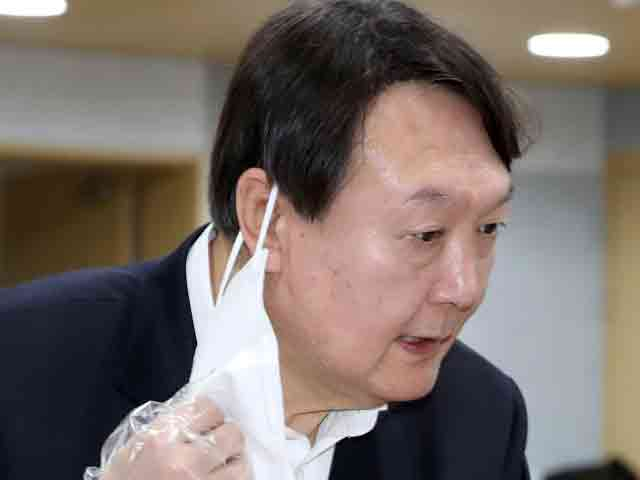 윤석열 전 검찰총장이 4·7 서울시장 보궐선거 사전투표 첫날인 2일 서울 서대문구 남가좌1동 주민센터에 마련된 사전투표소에서 마스크를 벗어 본인 인증을 하고 있다. 연합뉴스