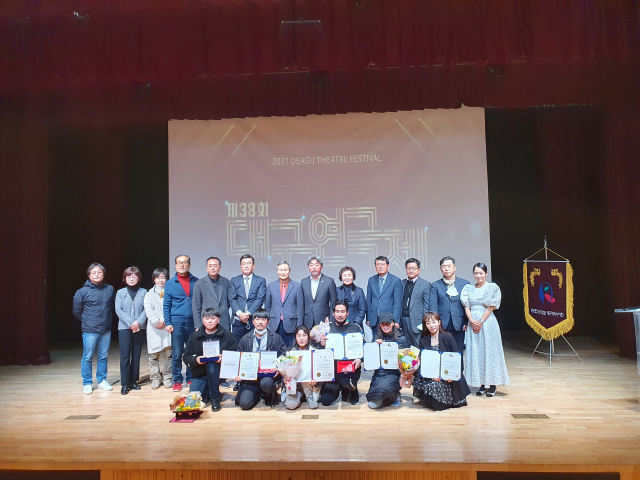 제38회 대구연극제에서 대상을 받은 극단 처용과 개인 수상자들이 기념촬영을 하고 있다. 김태진 기자