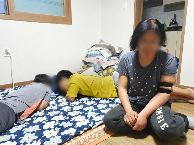 박영아(가명·47) 씨와 두 아들 김재호(가명·13) 군과 김재영(가명·9) 군이 원룸에서 생활하고 있다. 배주현 기자