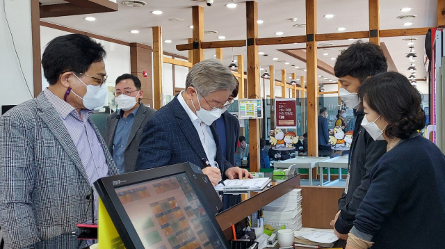 이재명 경기 도지사가 봉화 축협프라자에서 출입자 명단을 작성하고 있다. 마경대 기자