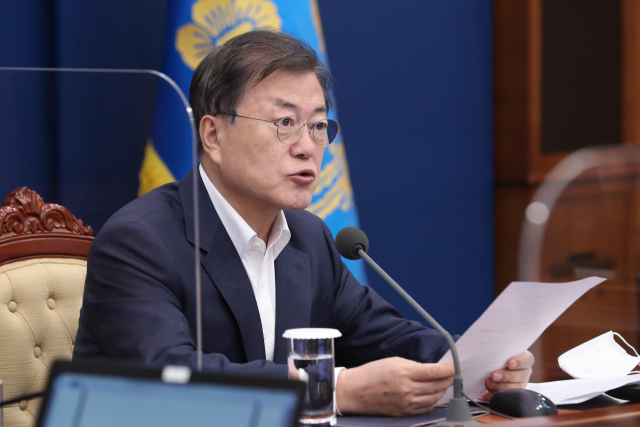문재인 대통령이 5일 청와대에서 열린 수석·보좌관 회의에서 발언하고 있다. 연합뉴스