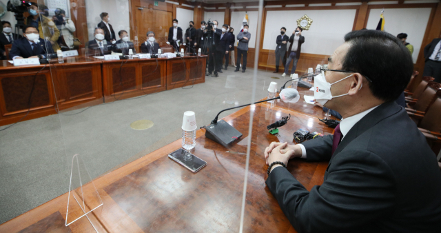 국민의힘 주호영 원내대표가 5일 경기도 과천시 중앙선거관리위원회를 방문하고 있다. 국민의힘은 4.7 재·보궐선거 관리를 담당하는 중앙선거관리위원회가 