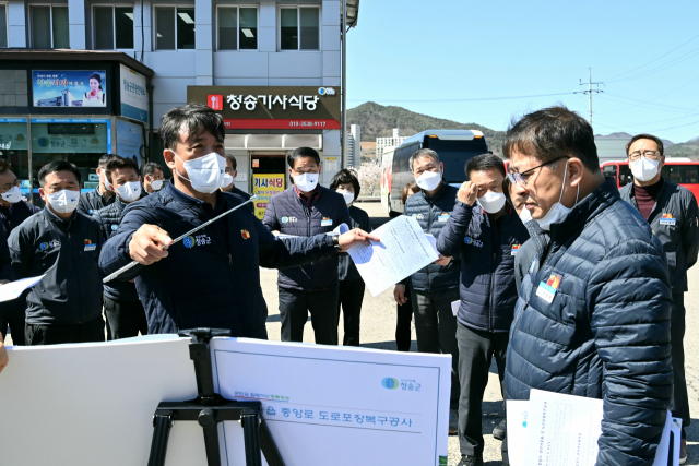 5일 청송군 확대간부회의를 마친 윤경희(왼쪽) 청송군수가 청송군 청송읍 청송버스터미널 인근 전선지중화사업 현장을 방문해 현장 간부회의를 진행하고 있다. 청송군 제공