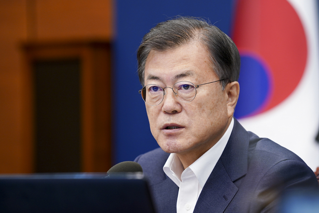 문재인 대통령은 5일 청와대에서 열린 수석·보좌관 회의에서 
