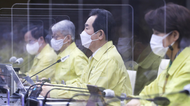 정세균 국무총리(왼쪽 세번째)가 6일 오전 세종시 정부세종청사에서 열린 신종 코로나바이러스 감염증(코로나19) 대응 중앙재난안전대책본부 회의를 주재하며 발언하고 있다. 연합뉴스