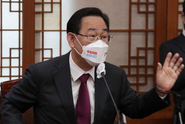 국민의힘 주호영 원내대표가 5일 경기도 과천시 중앙선거관리위원회를 방문, 조해주 상임위원에게 항의하고 있다. 국민의힘은 4.7 재·보궐선거 관리를 담당하는 중앙선거관리위원회가 