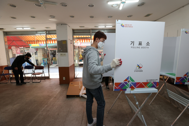4·7 재·보궐선거를 하루 앞둔 6일 오후 서울 강북구 한 재래시장에 투표소가 설치되고 있다. 연합뉴스
