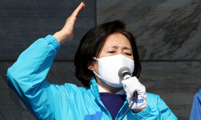 4·7 재보선 더불어민주당 박영선 서울시장 후보가 지난해 4월 6일 오후 서울 서대문구 홍제역에서 열린 집중유세에서 유권자들에게 지지를 호소하는 연설을 하고 있다. 연합뉴스