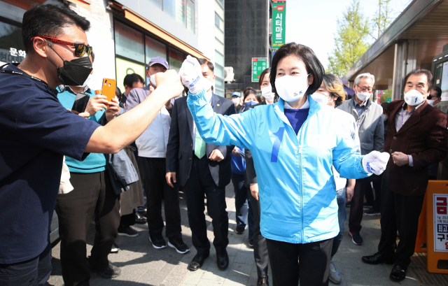 4·7 재보선 더불어민주당 박영선 서울시장 후보가 6일 오후 서울 서대문구 홍제역에서 열린 집중유세에서 유세차량으로 향하며 시민들과 인사하고 있다. 연합뉴스