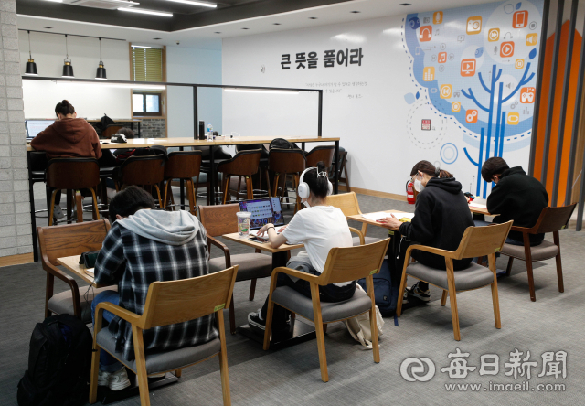 대구지역 한 대학교 캠퍼스 도서관에서 학생들이 공부 중이다. 20일 통계청에 따르면 청년들이 졸업 후 평균 10개월 동안 취업을 하지 못하는 것으로 나타났다. 매일신문 DB