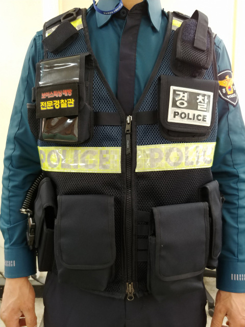 경산경찰서는 전화금융사기에 효과적으로 대응하기 위해 보이스피싱 예방 전문경찰관 명찰을 자체 제작해 활용하고 있다. 경산경찰서 제공
