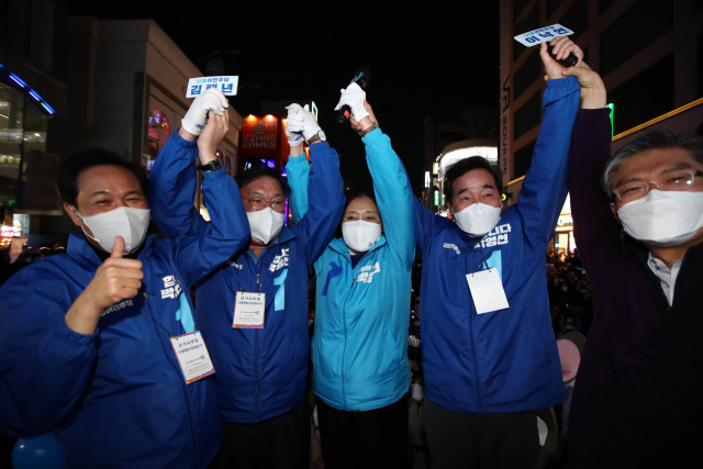 더불어민주당 박영선 서울시장 후보가 6일 서울 마포구 홍대 상상마당 인근에서 열린 집중유세에서 이낙연 공동 상임선대위원장, 김태년 당대표 직무대행 등과 인사하고 있다. 연합뉴스