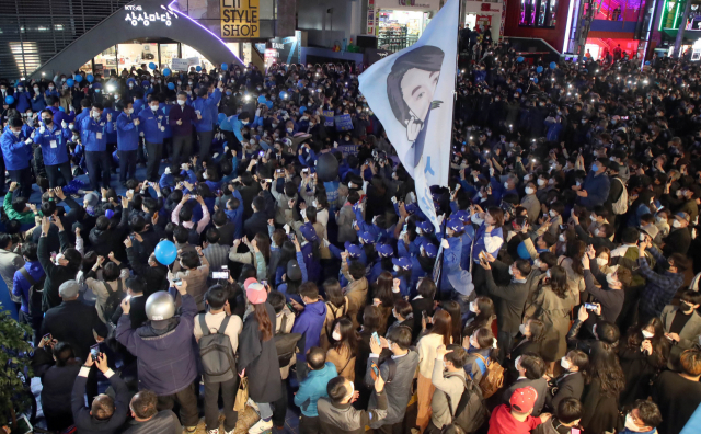 더불어민주당 박영선 서울시장 후보가 6일 서울 마포구 서교동 상상마당 앞에서 집중유세를 하고 있다. 연합뉴스