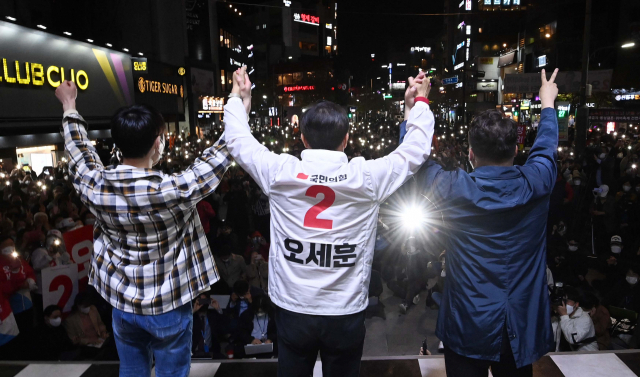국민의힘 오세훈 서울시장 후보가 6일 서울 서대문구 신촌에서 열린 마지막 유세에서 지지를 호소하고 있다. 연합뉴스