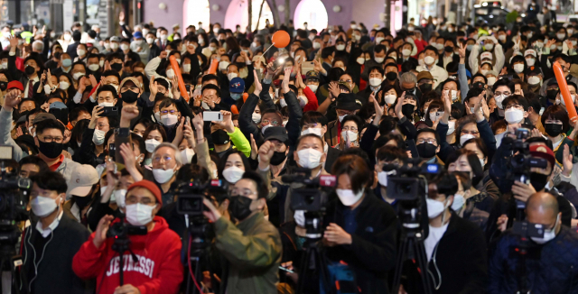 6일 서울 서대문구 신촌 현대백화점 유플렉스 앞에서 열린 국민의힘 오세훈 서울시장 후보 마지막 유세에서 시민들이 박수치고 있다. [국회사진기자단] 연합뉴스