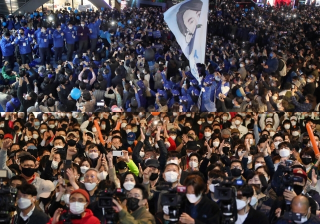 위 박영선 후보 유세 인파, 아래 오세훈 후보 유세 인파. 연합뉴스