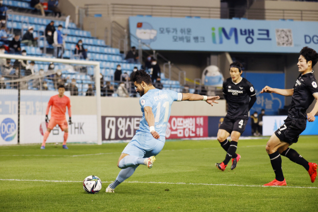 6일 열린 성남과의 K리그1 8라운드 경기에서 대구FC 세징야가 슛을 하고 있다. 세징야는 후반 부상으로 교체돼 대구로서는 큰 근심을 안게됐다. 대구FC 제공
